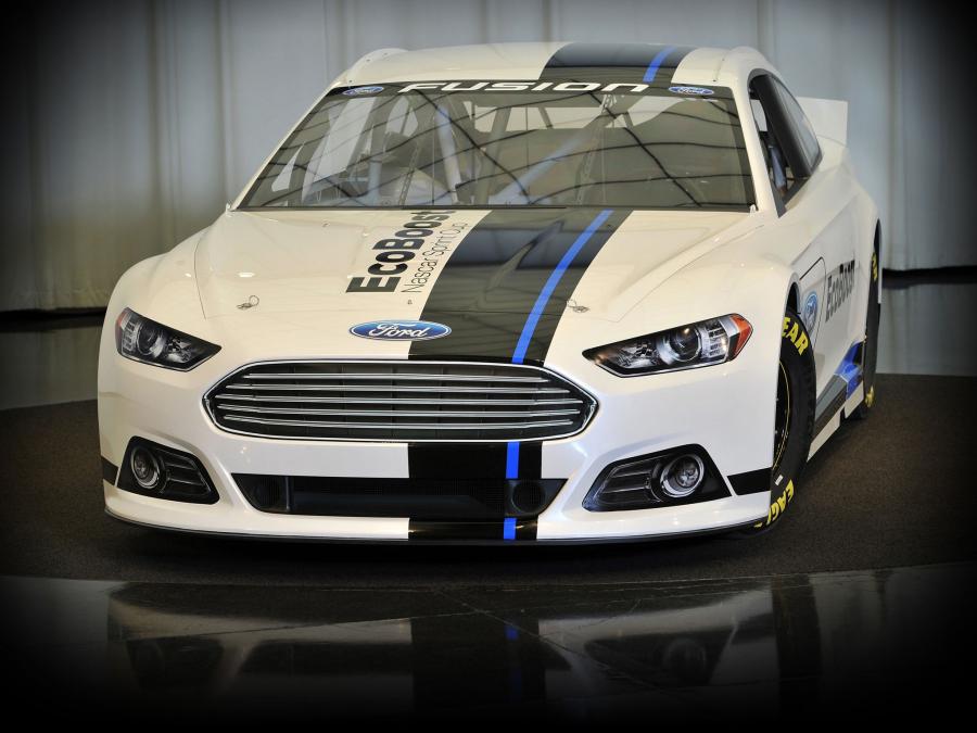  Ford Fusion NASCAR Race Car 2012 года  (фото 2 из 17)